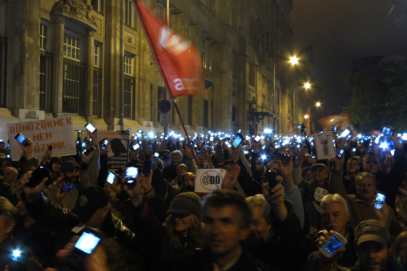 Illustration for article titled Miles de personas protestan en Budapest contra el impuesto de Internet